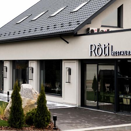 R.Hotel Tsjernivsi Buitenkant foto