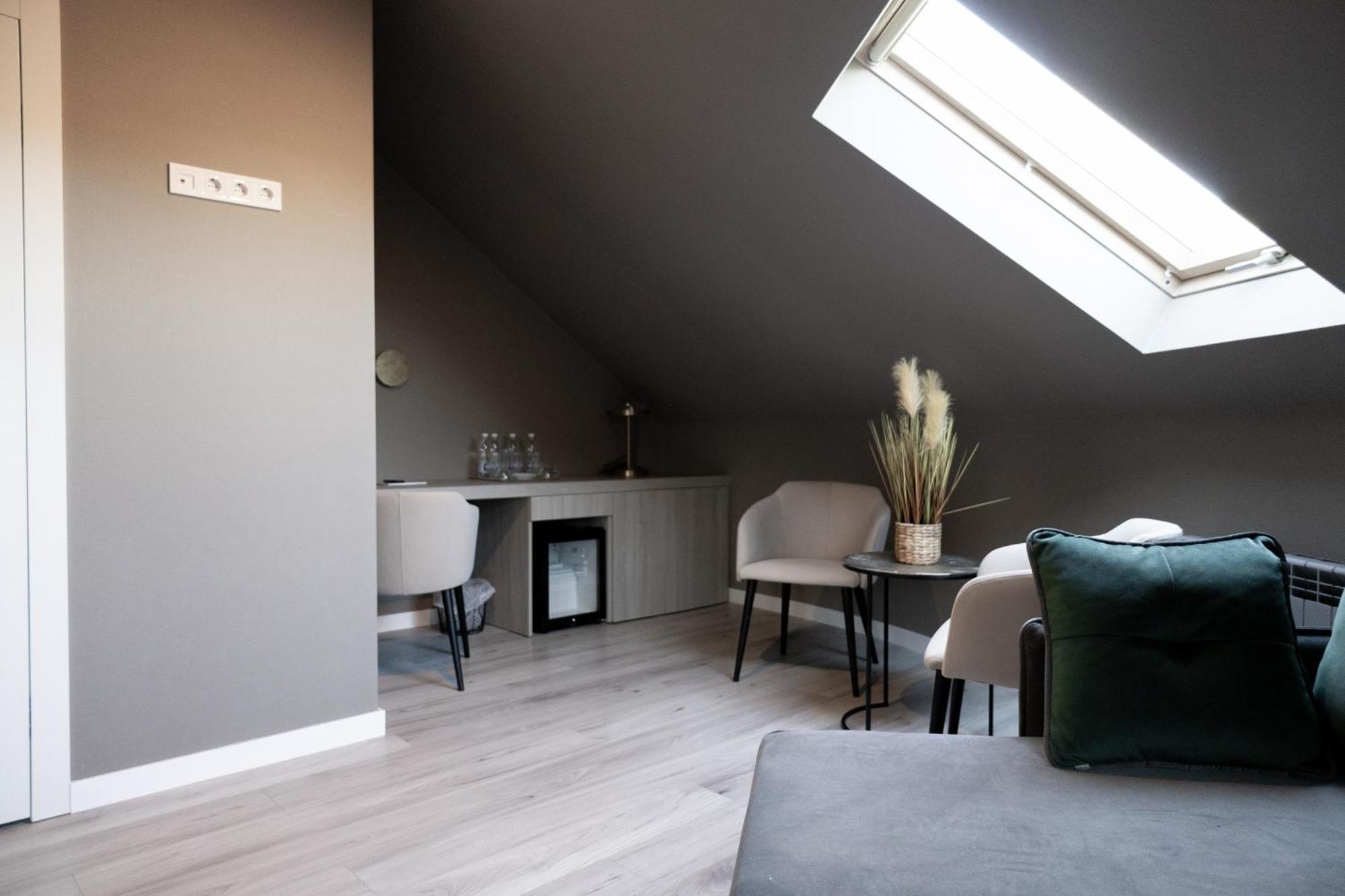 R.Hotel Tsjernivsi Buitenkant foto