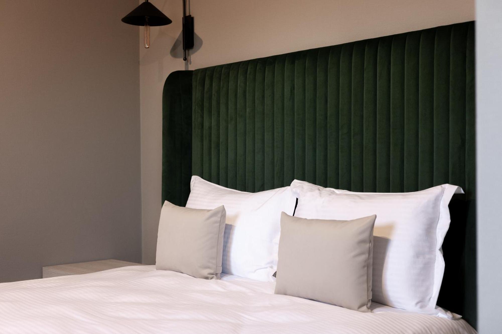 R.Hotel Tsjernivsi Buitenkant foto