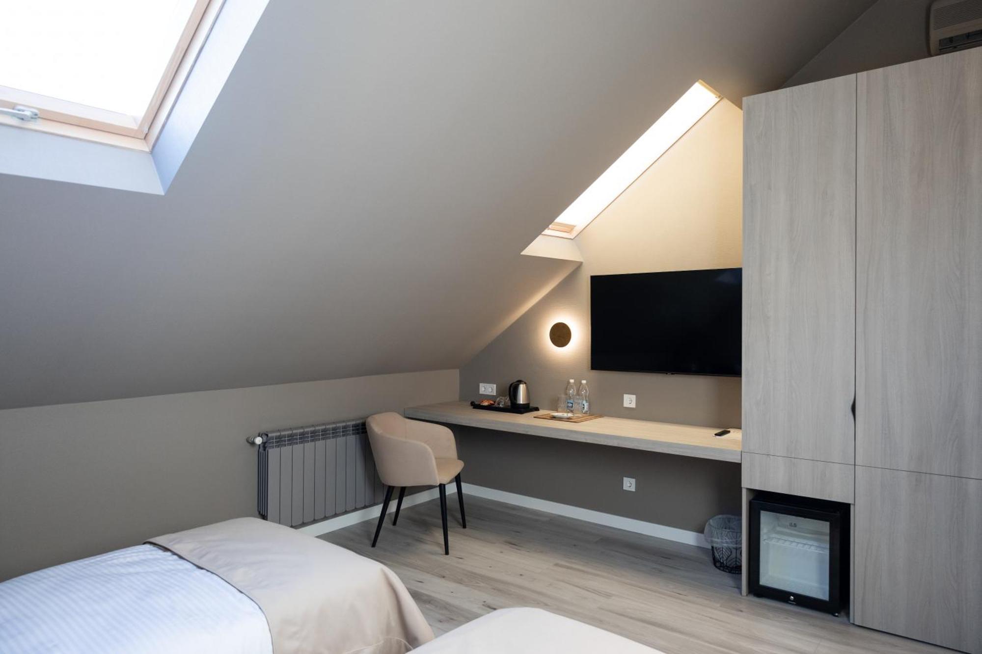 R.Hotel Tsjernivsi Buitenkant foto