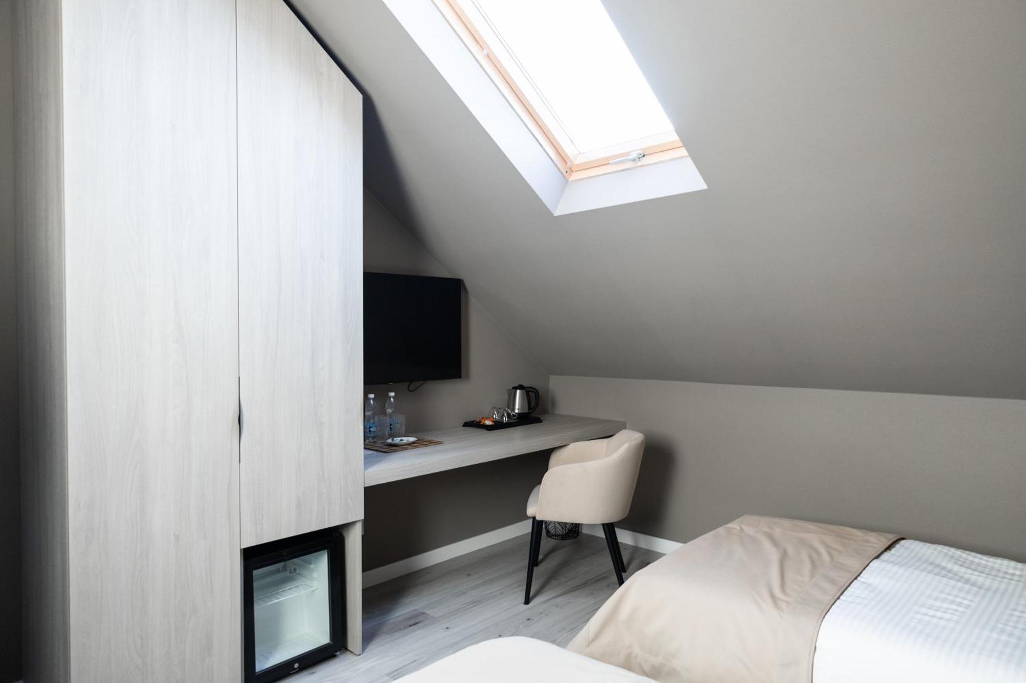 R.Hotel Tsjernivsi Buitenkant foto