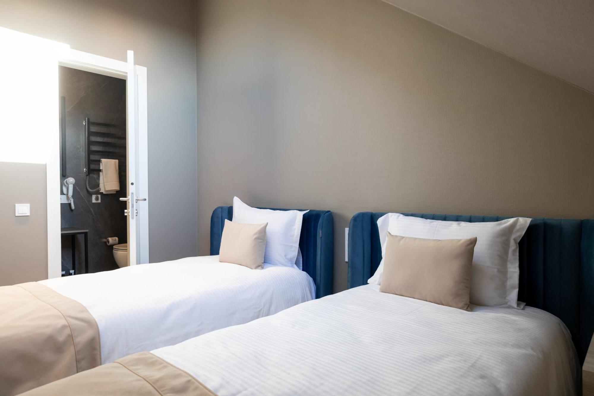 R.Hotel Tsjernivsi Buitenkant foto