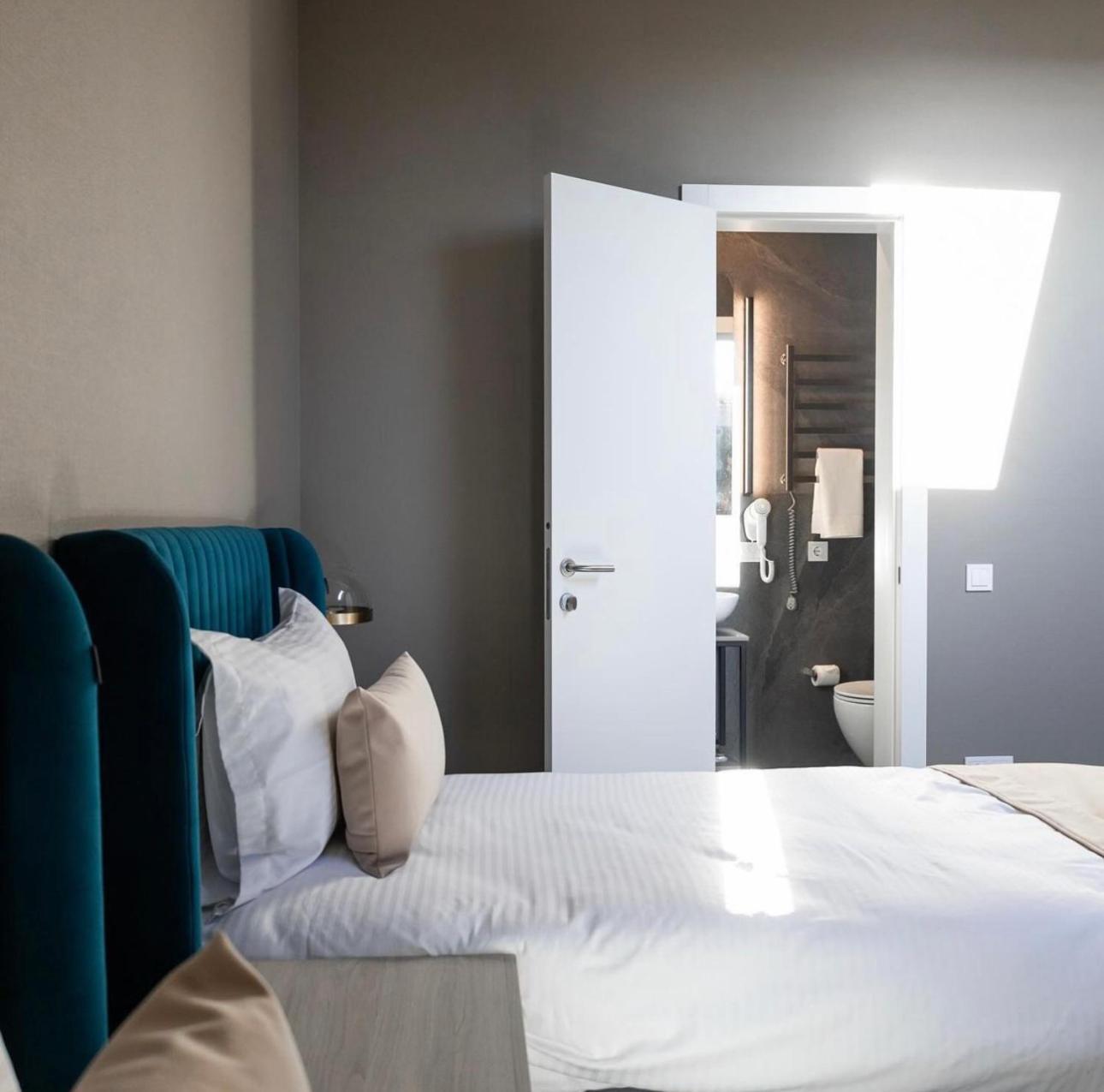 R.Hotel Tsjernivsi Buitenkant foto