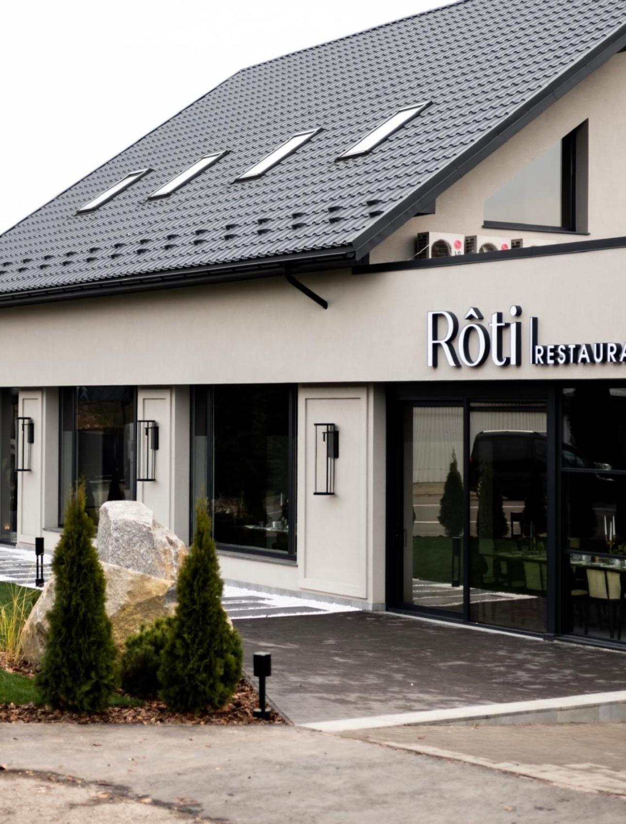 R.Hotel Tsjernivsi Buitenkant foto